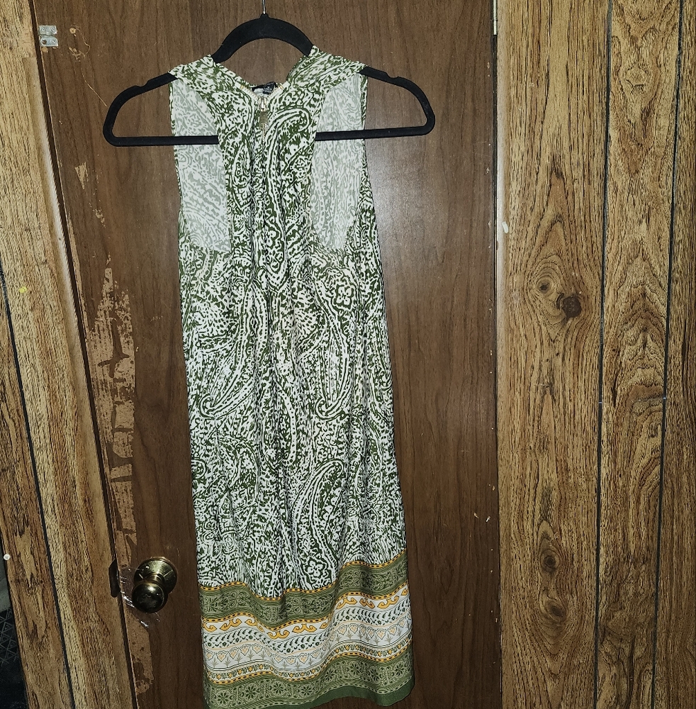 Paisley print midi dress with a fashionable gold zipper V-neck size M